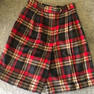 Talbots Red Gray And Tan Plaid Wool Shorts. Size 10￼